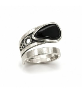 Anillo de plata y azabache de diseño envolvente | Silver and Jet Wrap Ring