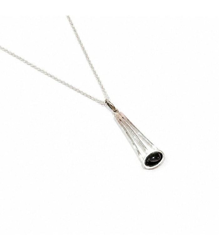 Colgante alargado de plata y azabache | Elongated silver and jet pendant