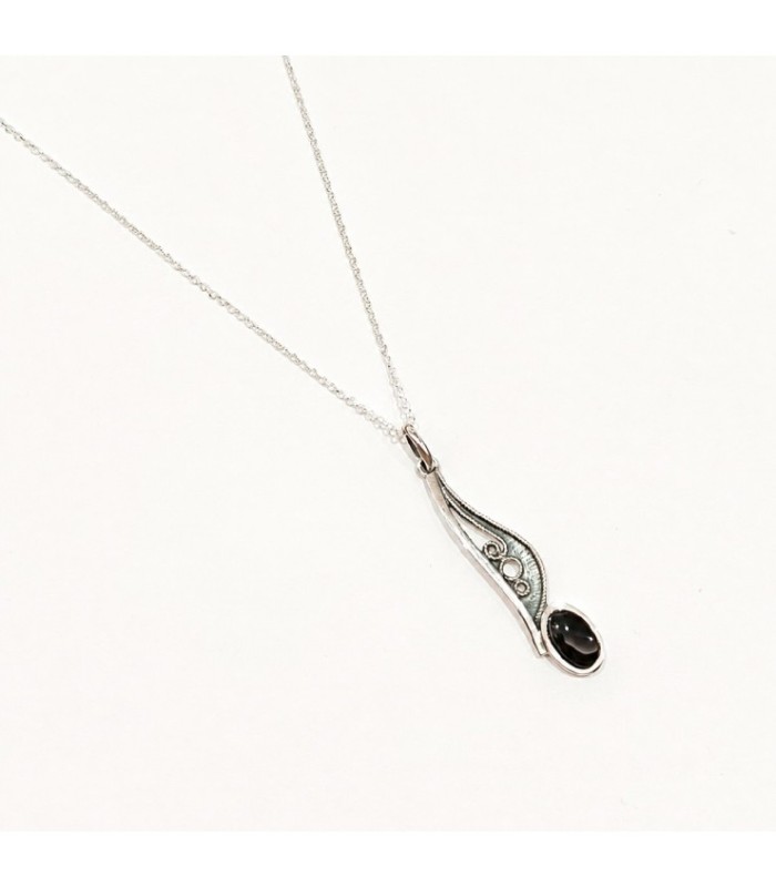 Colgante alargado de plata y azabache | Elongated silver and jet pendant