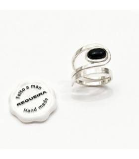 Anillo de plata y azabache de diseño envolvente | Wrap-style silver and jet ring