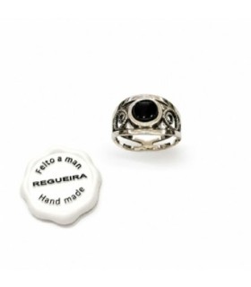 Anillo de plata y azabache con motivo central redondo | Silver and Jet Ring with Round Central Motif