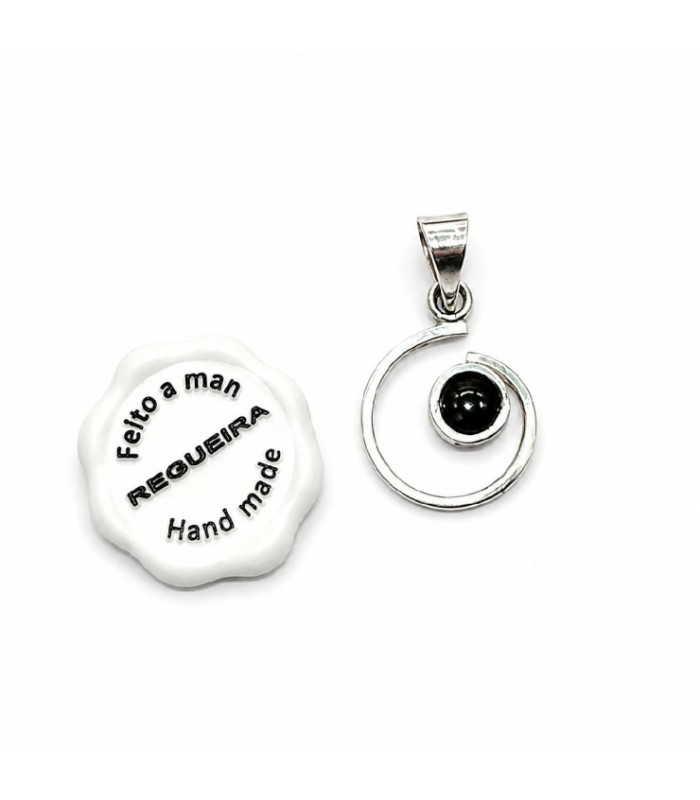 Colgante circular de plata y azabache | Silver and Jet Circular Pendant