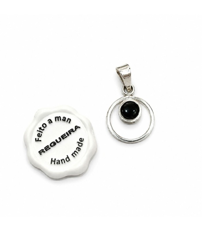 Colgante circular de plata y azabache | Circular Silver and Jet Pendant